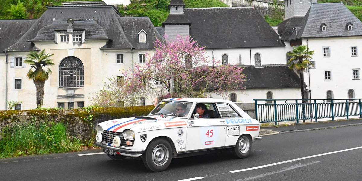 PeugeotFR's tweet photo. Le @tourauto 2022 est terminé ! Un grand bravo à l’équipage #45 avec @allain_francois et Nicolas Guenneteauau volant du coupé de légende #PEUGEOT204 pour cette édition. https://t.co/WKyYGlG42n