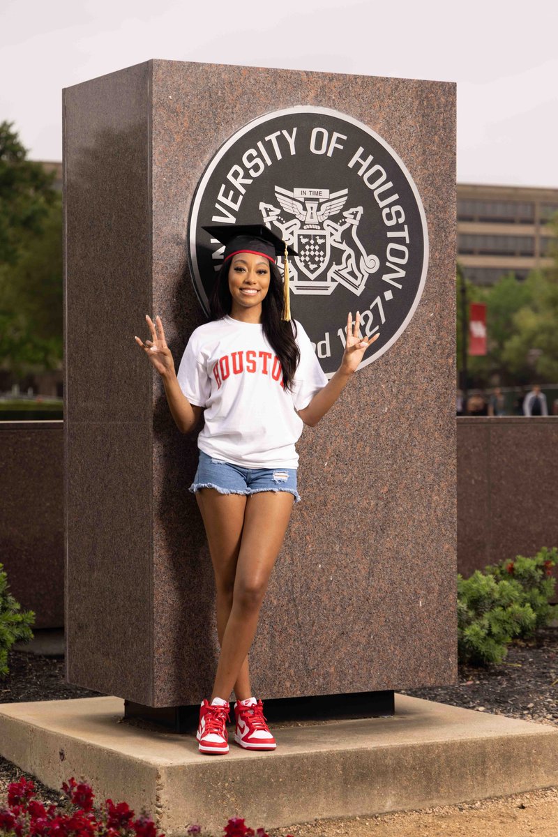 UHouston's tweet photo. Today is the last day of classes! RT if you're ready to GRADUATE! 🎓 https://t.co/i8EGC3jx5W
