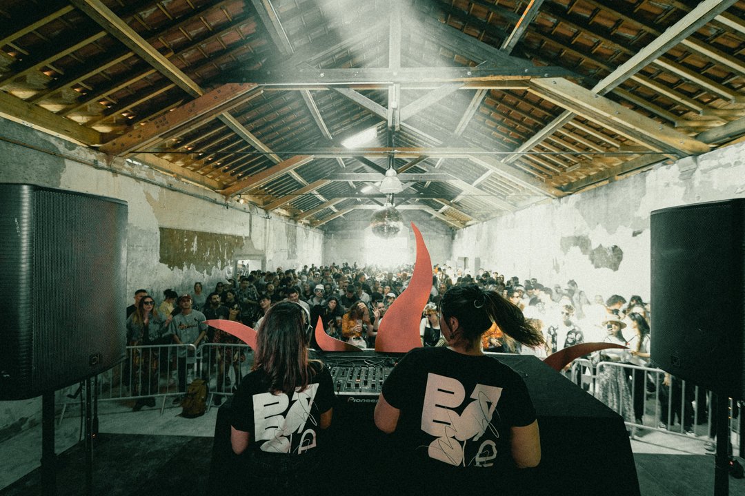 lesilots's tweet photo. Incroyable la session d'hier aux casernes Beaumonts 🚀

RDV les 28 &amp; 29 mai dans l'herbe de l'Île Balzac pour la prochaine 🥳

Pix : Arya
#Tours #Lesilots #LesBeaumonts #Tierlieu #Techno #House #Warehouse https://t.co/BUHQT9A8sJ