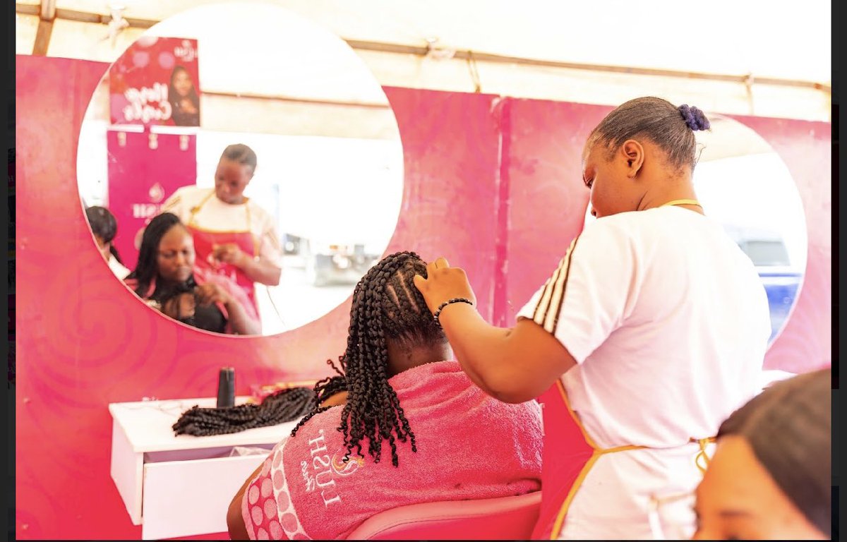 IyawoThickaBody's tweet photo. One of the places Lush hair visited was LAWMA(Lagos state Waste management agency)๐๐ป๐๐ป๐๐ป๐๐ป
Beautified the female staff at LAWMA๐ฅฐ๐ฅฐ. Free makeovers ๐๐gave the male workers gifts to take home to their wives/partners ๐
LUSH IS DOING WELL๐๐๐
#LushedAtWork https://t.co/XmaY2KJiL0