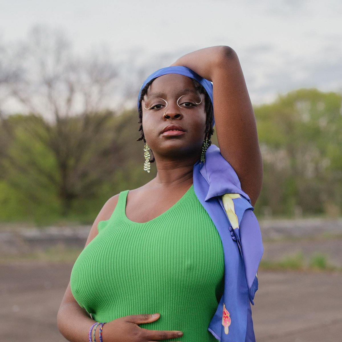 Nadine est co-animatrice de #Masolo🎙– un podcast Berlinois décryptant la culture pop, les mouvements sociaux et l'opinion des minorités fondé par trois femmes noires.

🔊 linktr.ee/Masolopod