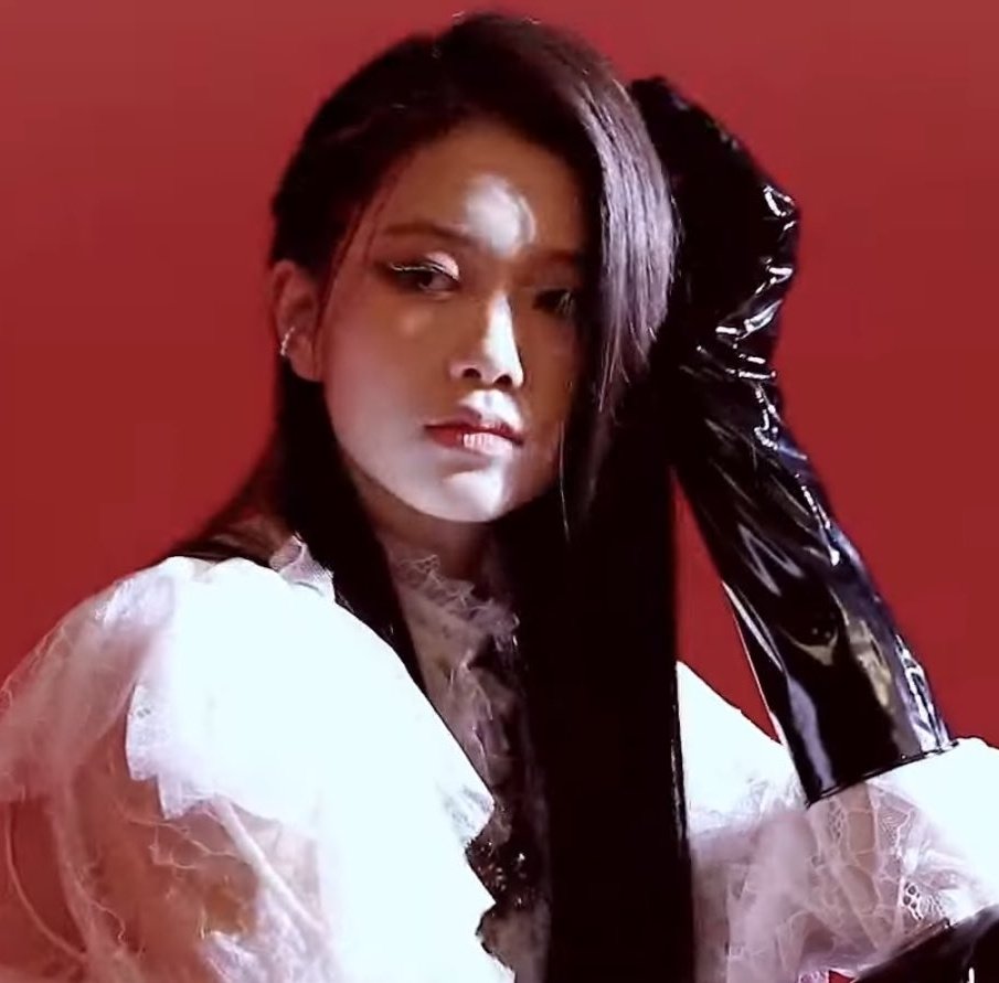 she's so GORGEOUS im going crazy