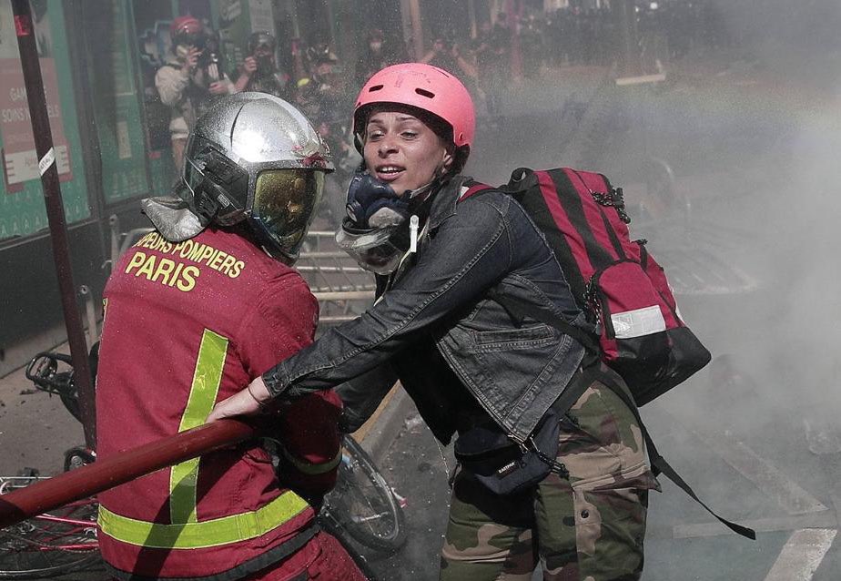 David_Commard's tweet photo. La photo de la honte, voilà la tête de la grosse merde militante extrême gauche qui tape nos pompiers @JLMelenchon alors on dit rien là, #MLaFrance #manifestation #Melenchon #MacronMenteur #RassemblementNational https://t.co/FfnOqLXX67