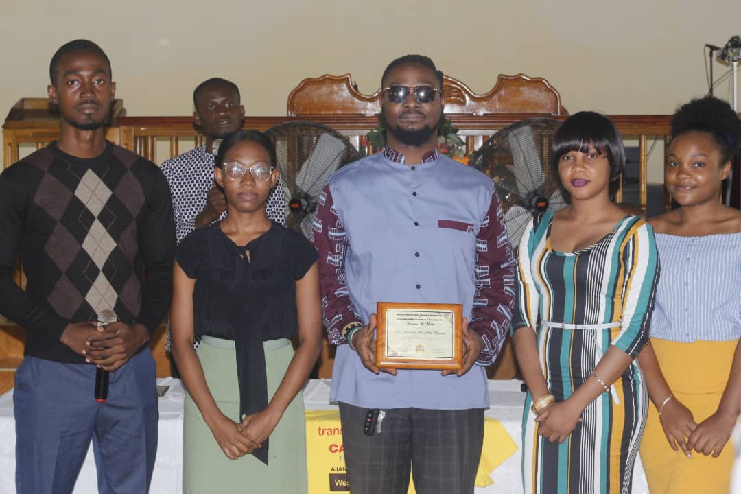 pasceus's tweet photo. #BCP | Bureau de Communication de Pascéus
Samedi 30 avril 2022, à l'occasion d'une formation sur le thème"l'entrepreneuriat un passage  obligé" .Des jeunes de Fontamara ont Honoré Pascéus Juvensky ST FLEUR pour son travail si Extraordinaire dans la société Haïtienne
#LideAvanLidè https://t.co/UfDKvVVVBb