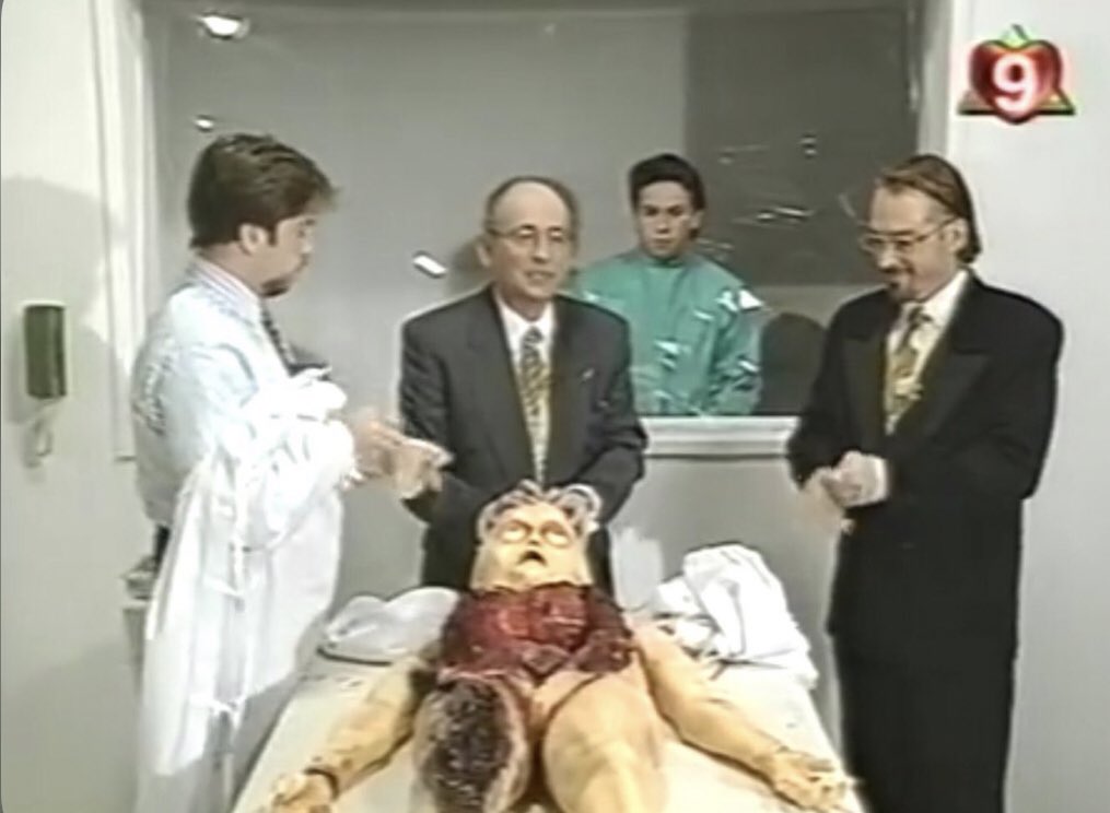 hoy me preste para que me palpen el abdomen mi profesor y mis 30 compañeros