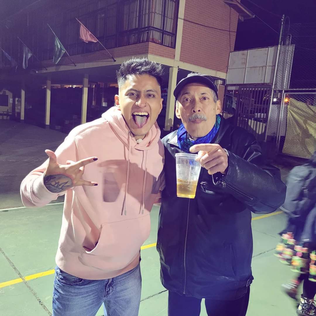 CrisFrias17's tweet photo. Me declaró fan del Cacho Cisneros.
Un honor haber compartido escenario (mejor dicho ring :v)

@LFDFDM
 
#CachoCisneros #LaFeriaDelFinDelMundo #ImTheCrash #HechoFuerteYEnBolivia #PostLucha #BlackJackBaby #GayWrestler #LuchadorMarica https://t.co/8QJT6fCTiE
