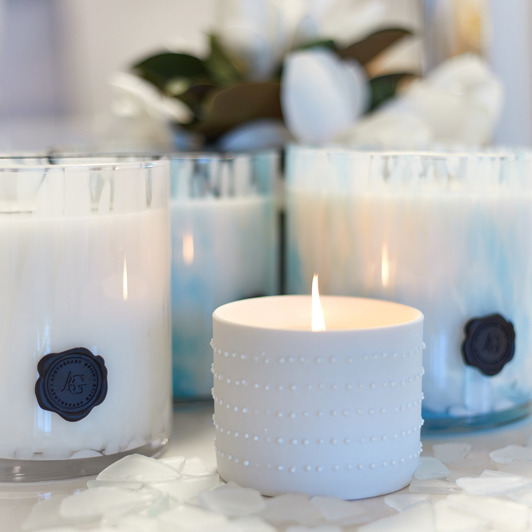 Still searching for the perfect gift for Mom? There's no need to wait for shipping! Our showrooms are stocked with gorgeous gift-able items like candles, trays, and entertaining accessories. ____________________________ #robbstucky #MothersDay #interiordesign #candles