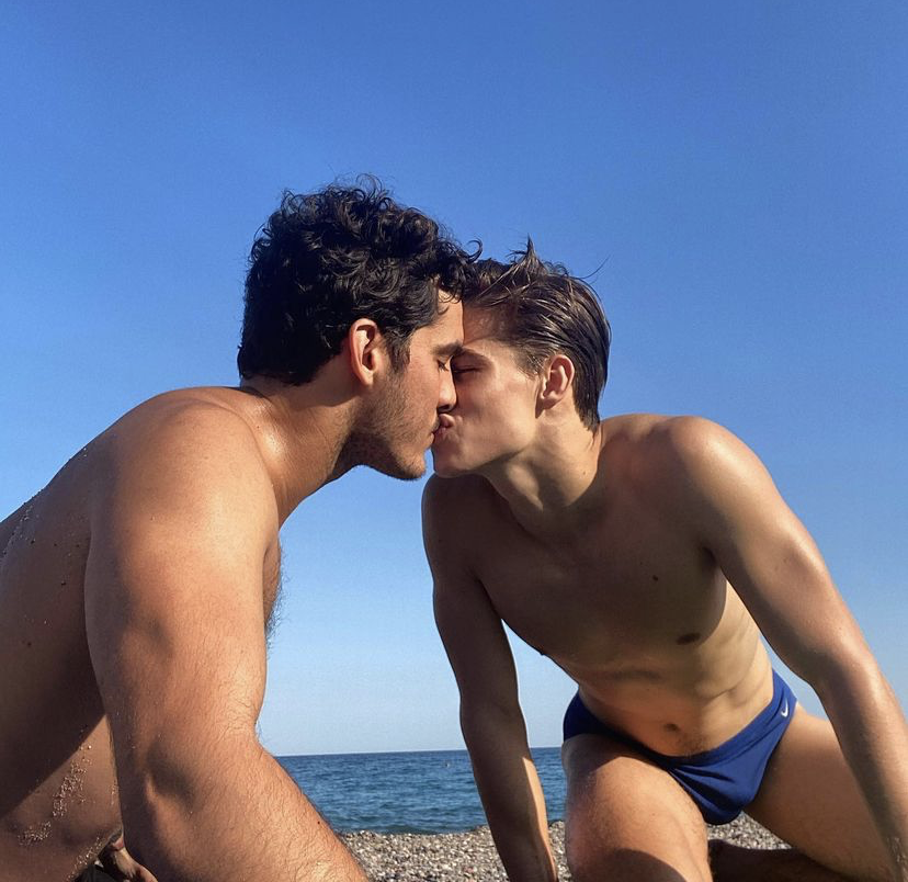 CVR_RelatosGays's tweet photo. Me encantó ir con Javi a la playa, verlo en bañador y darle un primer beso que me supo salado como el océano y dulce como el algodón de azúcar

#loveislove #relatogay #amorgay #romancegay #historiasgays #relatosgays #gaykisses #besosgays #lovewins #gayromantico #besogay #playagay https://t.co/8uFwjdiSo7