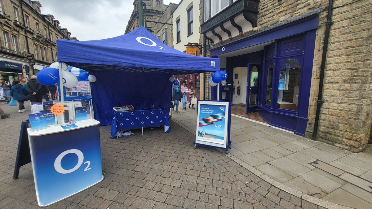 MIDCommsUK's tweet photo. Our O2 Buxton store out in the community today as part of the #BuxtonSpringFair great to see people back in the community and on the high street having great conversations #O2 https://t.co/7s6Xx3GmPp