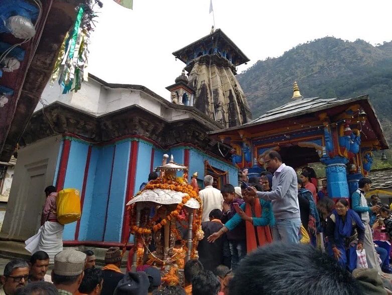 UTDBofficial's tweet photo. आज विधि-विधान एवं पूर्ण श्रद्धा के साथ बाबा केदारनाथ की डोली उखीमठ स्थित ओंकारेश्वर मंदिर से भगवान शिव को समर्पित श्री केदारनाथ धाम के लिए रवाना हुई। चारों ओर हर-हर महादेव का जयकारा गूंज रहा था। जय बाबा केदारनाथ!

Credit : @tours_chardham

#chardham #chardhamyatra2022 #kedarnath https://t.co/DbdwM6buVS