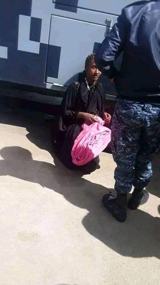 Lolaasaa's tweet photo. The extremists #Amhara #Fano members are captured while attempting to throw a grenade on the Muslim worshippers today at Irrecha square, Finfinne. #Ethiopia https://t.co/goKQyylWMV