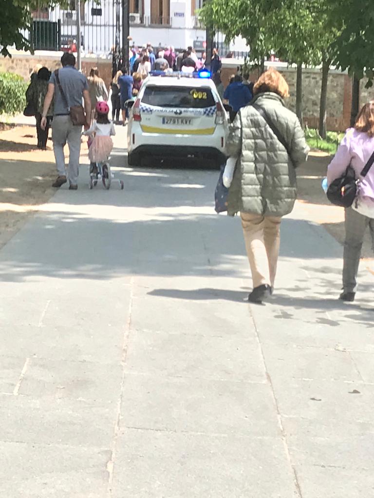 AVRetiroNorte's tweet photo. Y como siempre con #Almeida cuando llueve, cuando no llueve, cuando sopla ligera brisa, cierran el Retiro. Esta vez sin aviso por megafonía. #Chapuza 
El alcalde y @bcarabante son unos auténticos incompetentes manejando El Retiro. Nunca peor el parque que con su gestión https://t.co/S3ncGxjD1p