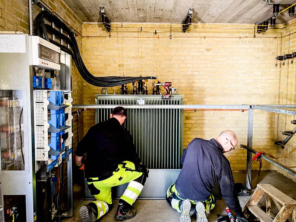 FabLabRUC's tweet image. ⚡Exciting - today the 10kV transformer at campus building 36 is being modernized - which means all the Fablab machines in building 37 are without power, and our monitoring system is very yellow. @roskildeuni #fablab #mitruc