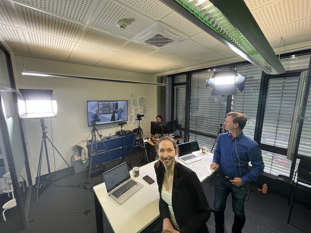 ECCKoeln's tweet photo. #BehindTheScenes von den Vorbereitungen für unser #ECCFORUM! 🎥 Unsere Moderator:innen Anne Lisa Weinand und Kai Hudetz bereiten sich bei der Generalprobe auf die beiden Eventtage vor. https://t.co/qIUdGHxcMQ