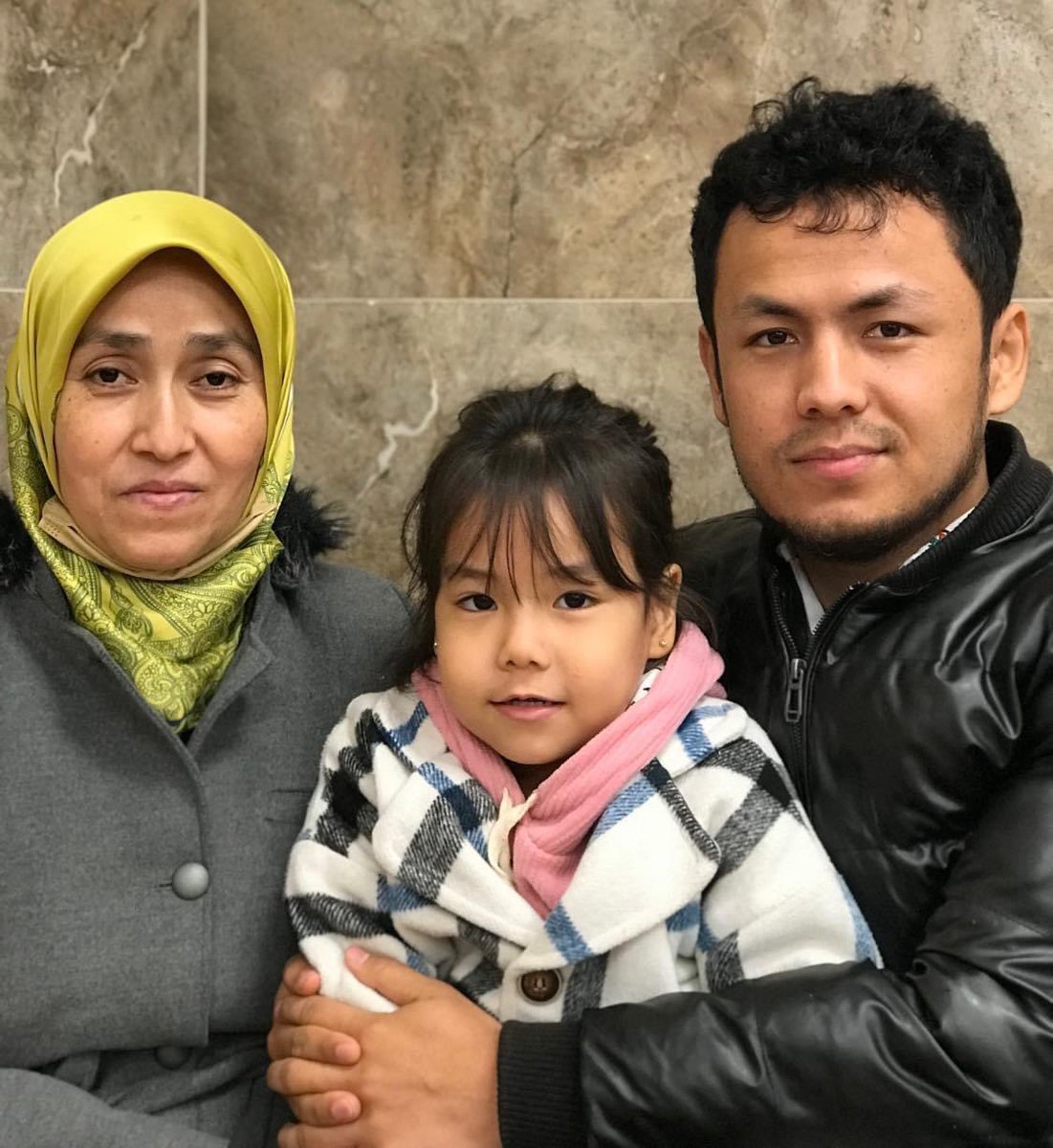 Ramazan Bayramı’nda annem ve kız kardeşlerim eşim ve kızlarımla Ramazan bayramını kutluyorum ama kalbimiz doğu türkistandaki 35 milyon kardeşimizin feryadıyla ağılıyor ￼ selam olsun Doğu Türkistan’a ￼ selam olsun oruç tutma imkanı olmayan 35 milyon kardeşime bayramınız kutlu