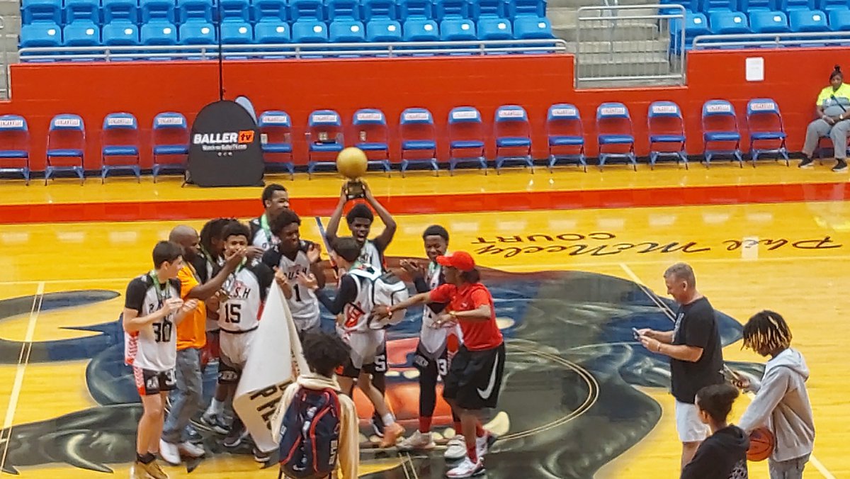 TaureanChatman1's tweet photo. We went 3-0 in our aau tournament and got first place🥇🥇 https://t.co/vQNIPhY0lz