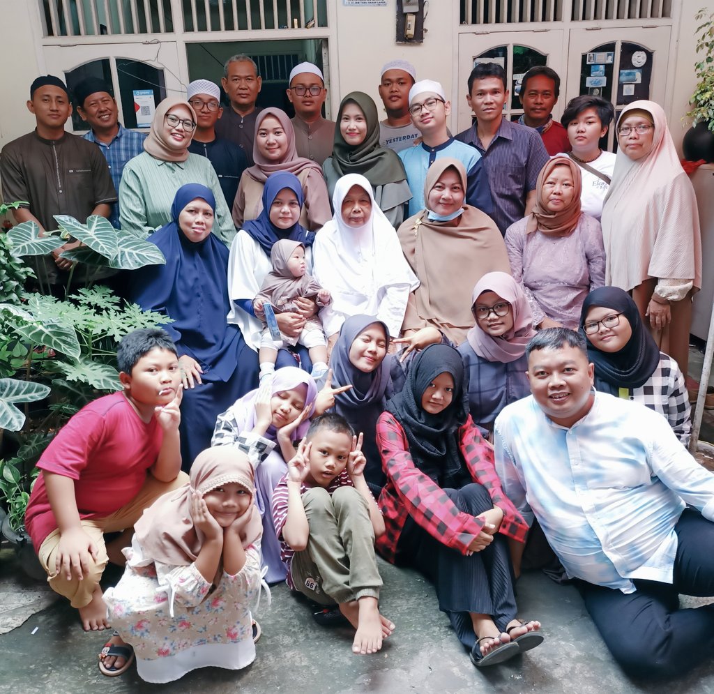 Momen Idul Fitri yang bisa ngumpulin kita dalam satu frame

Alhamdulillah setiap tahun bisa terus ngumpul yah
Semoga selalu diberikan kesehatan buat semuanya

Amin

Note : dan.... Untungnya nggak ada yg ngajakin Joget Tiktok Cinta Sampai Mati