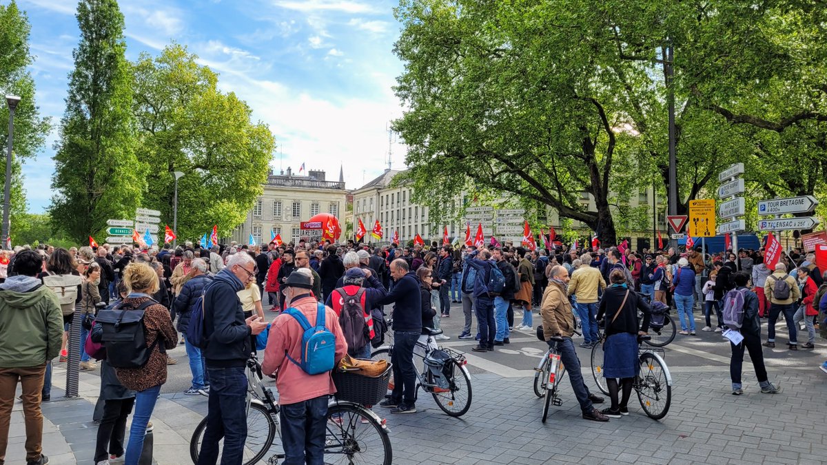 Présent·es à la marche du 1er mai pour la fête des travailleur et travailleuses, contre la casse sociale et écologique ! Et on en a même profité pour faire un peu de déco sur le chemin 🌹