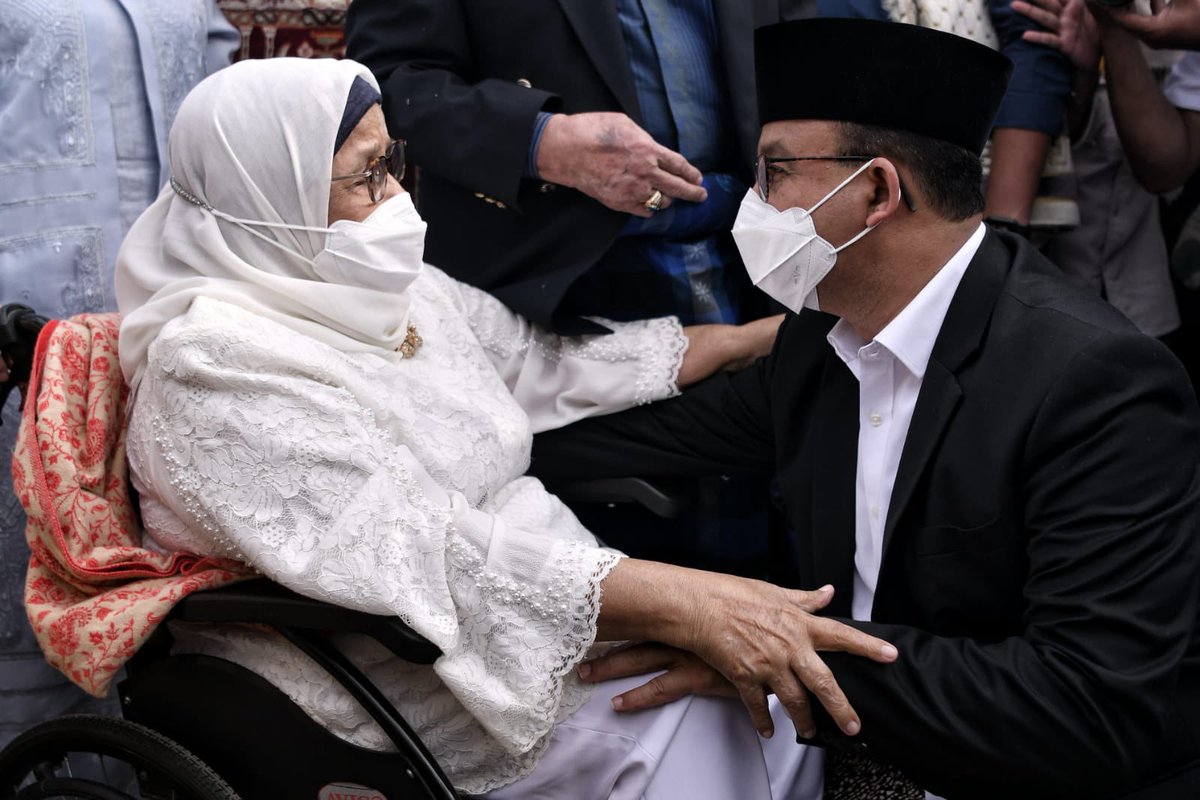 aniesbaswedan's tweet photo. “Mamah terharu, Nies, Mamah terharu," tiada putus Ibu ucapkan kalimat itu. Air matanya mengambang di mata.

Kali pertama Ibu datang di tempat ini. Itulah momen paling membahagiakan, ketika Ibu menemui dan menyaksikan yang dalam sujudnya selalu Ia doakan.

https://t.co/nHU6HdsohU https://t.co/FzFzif8IAj