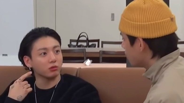 illicitvk's tweet photo. jungkook communicates with tae in ‘🥺’ https://t.co/tgJv4yw0Fx