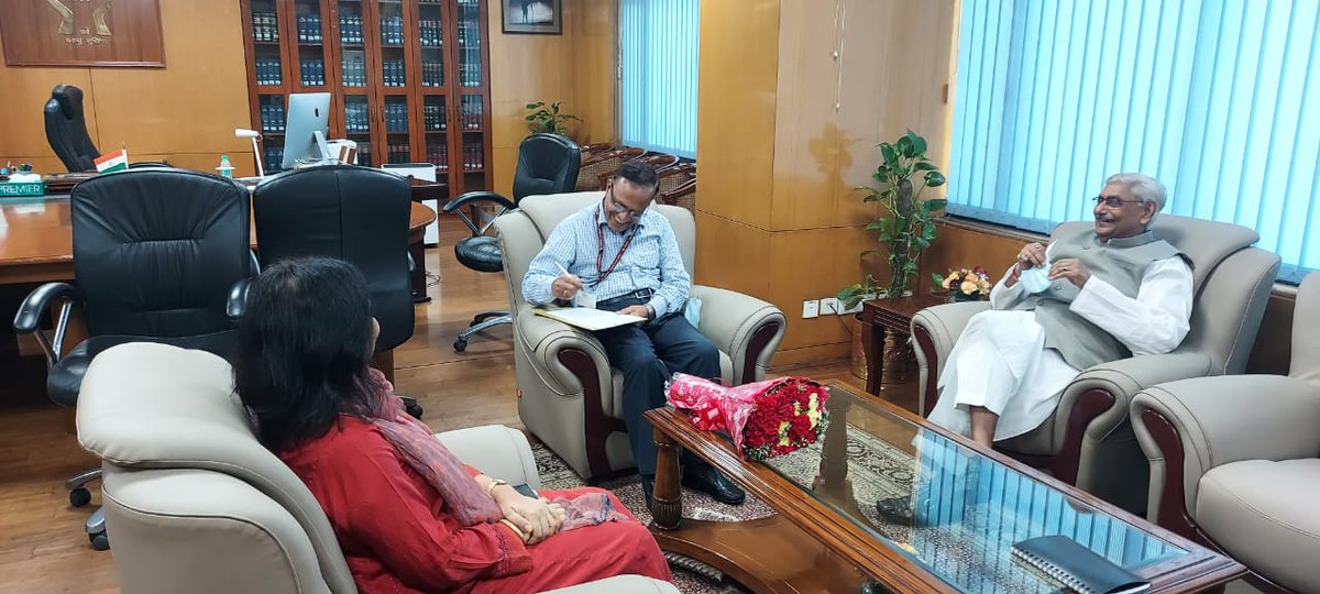 India_NHRC's tweet photo. Mr. Devendra Kumar Singh IAS (KL:89) meets the NHRC Chairperson, Mr. Justice Arun Mishra and joins as the new Secretary General of the Commission today in the presence of senior officers.
#HR4All #Standup4HumanRights

@IndraManiPR @IndiaUNGeneva 

@ANI @PTI_News @PIB_India https://t.co/3BY8jBMOu2