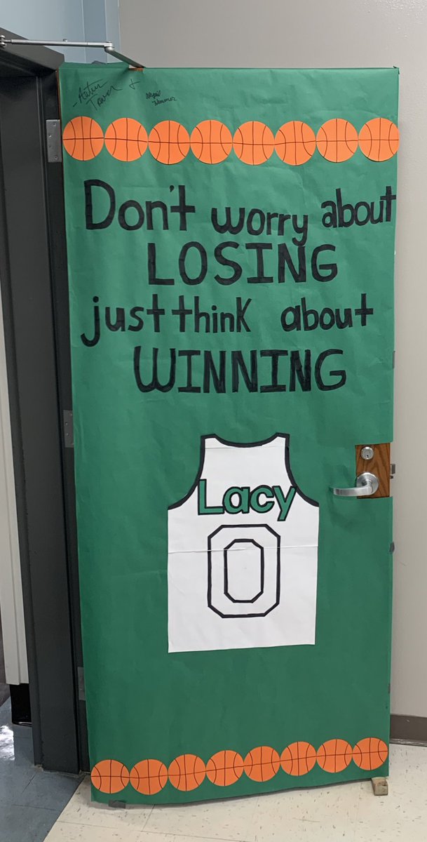 Shout out to @AutumnRT05 and Abby Hemmer for the door decoration. You did good 🏀🔥