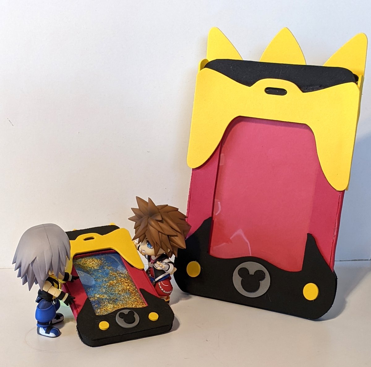 May's Minimakers project is all about making (and displaying) memories!

Pattern includes instructions for how to make a keychain that holds a 3.5x2 biz card as well as standing frame for a 4x6 print. (Boys for scale)

You could also scale the pattern for cosplay!