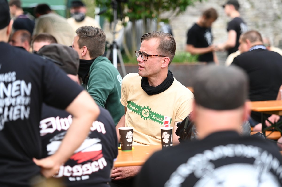 recherchenorth's tweet photo. Einer der Anfgreifer am Bahnhof #Glauchau in #Sachsen vom #IIIWeg (#z0105) zeigte vermummt den Hitlergruß - wir zeigen den Neonazi mal ohne Tuch vor der Nase. Bilder entstanden beim "Tag der Heimattreue" vom III. Weg 2021 in Olpe (#NRW)
https://t.co/Hhxs9kI7f0 
[#nonazis] https://t.co/lYkFIDdoq2