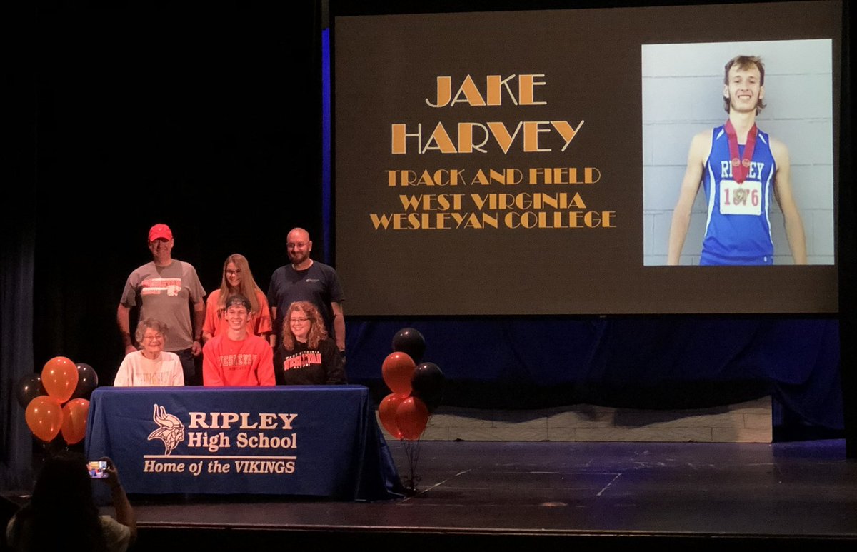 RipleyHSWV's tweet photo. What a great day to celebrate these seniors who are furthering their athletic and military career! #signingday #militarysigning! https://t.co/TlXMxdxCf7