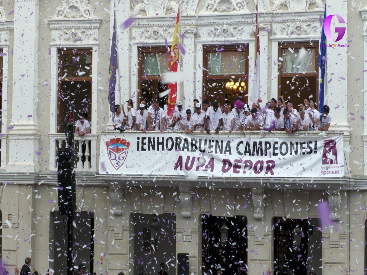 El <a href="/deporguada/">C.D. Guadalajara 🟣⚪️</a>  celebró durante todo el fin de semana el ascenso a Segunda RFEF con fiesta, tanto durante el choque ante el Villarrobledo como al día siguiente con una rúa que acabó en la Plaza Mayor. +Info. en #GuadaTVMedia: bit.ly/3MGbNiM