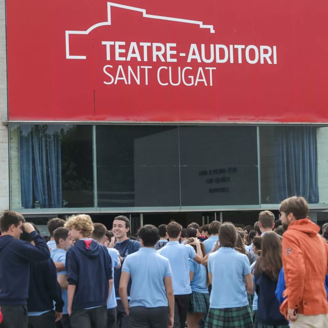 ajsantcugat's tweet photo. 🚗🛵A la carretera sempre hem d’actuar amb responsabilitat i prudència

👉Per conscienciar els futurs conductors de #SantCugat, avui el @TeatreAuditori s’ha omplert de joves d’entre 14 i 18 anys que han assistit a l'activitat educativa “Canvi de Marxa” https://t.co/0Fdcd4D2US