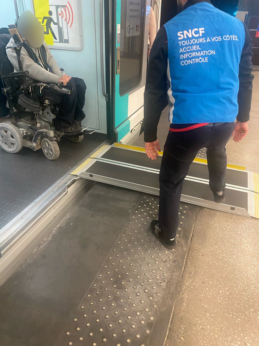 Vous êtes une personne à mobilité réduite et vous souhaitez #voyager ? 
Présenter vous en gare entre 6h30 et 20h00 7j/7.
Vous serez pris en charge en toute sécurité même en cas d'aléas de production.

Nos équipes sont là pour vous.

Toutes les infos sur iledefrance-mobilites.fr