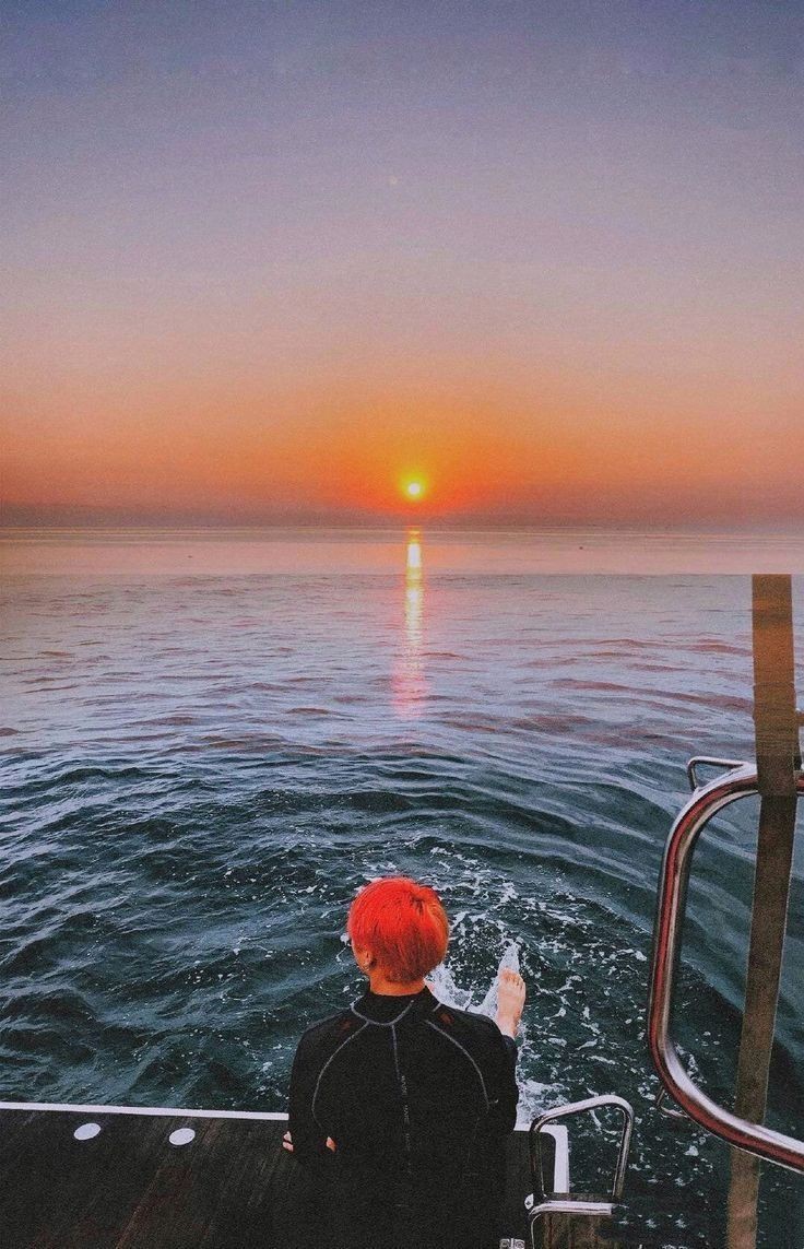 92SEOK7's tweet photo. went too see the sunset with my favorite person.  🌅

#ARSD #ARMYSelcaDay #JUNGKOOK https://t.co/xCd3g9EKaa