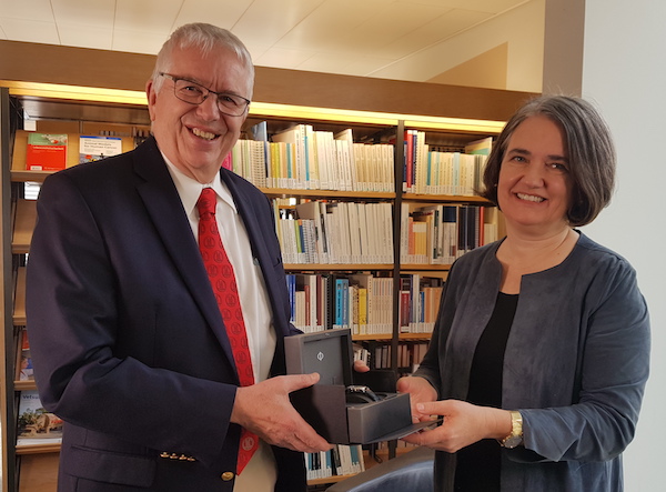 🎖️Dies academicus der UZH: Der Alumni Award ging an die Historikerin und Verlegerin Denise Schmid für ihr Engagement für die Alumni-Welt.
Der ehem. UZH-Alumni-Präsident Peter Isler erhielt von der <a href="/UZH_ch/">Universität Zürich</a> die Ehrensenatorwürde.
Danke für euer Engagement!
uzhalumni.ch/news/745106