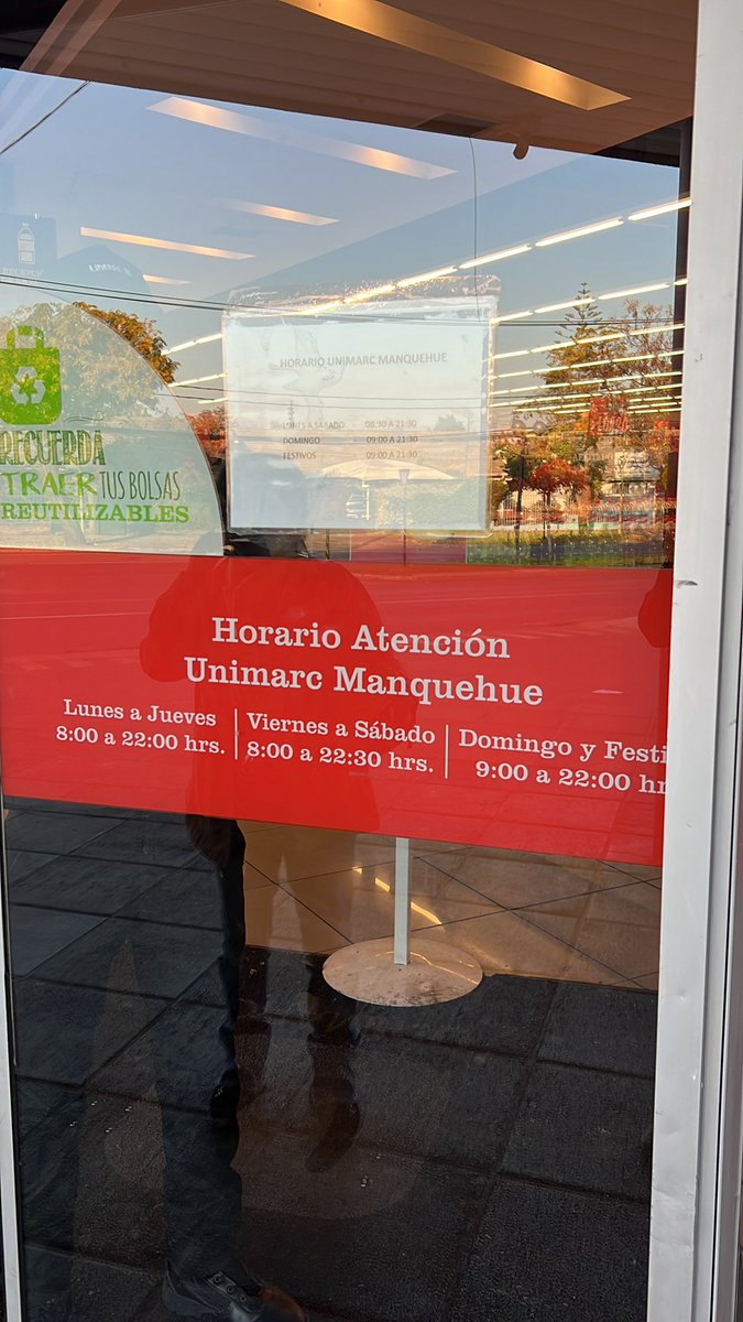 ceciliacares's tweet photo. @Unimarc que pasa@con el horario de atención de Unimarc Manquehue??? Pegan un papel para corregir horario oficial media hora más tarde https://t.co/KAJxBnwMx4