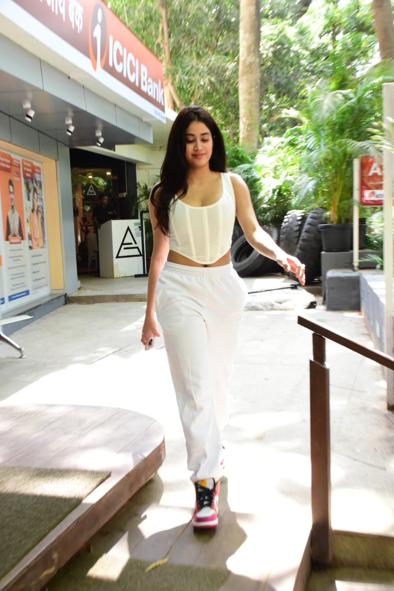 middaygujarati's tweet photo. #JanhviKapoor spotted in Bandra
#Actors #BollywoodActors #ActorsUpdates #BollywoodCelebrity #BollywoodStar #CasualOutfit #CasualLook #CasualAttire #CasualAvatar #CelebSpotted #CelebOuting https://t.co/jTvmeISUoi