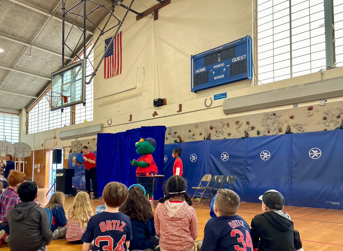 AshlandClockers's tweet photo. Our @WarrenSchool students have a very special guest today thanks to the @AshlandPto. https://t.co/p8e211QVtr
