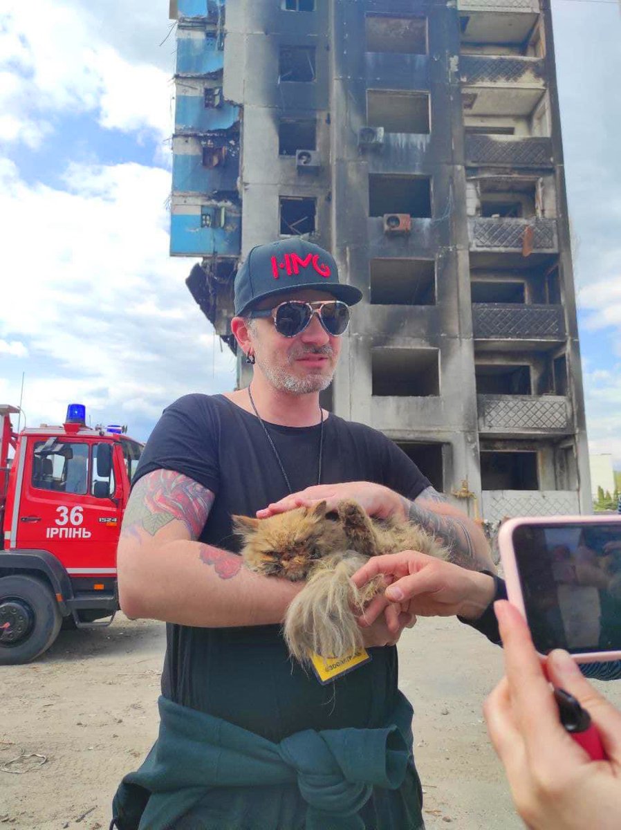 Holy Sh#t he did it! Eugene Kibets got the cat from the 7th floor of a bombed building. I know this is crazy, but amid the horror of war we have to celebrate the good in humanity. #UkraineHero