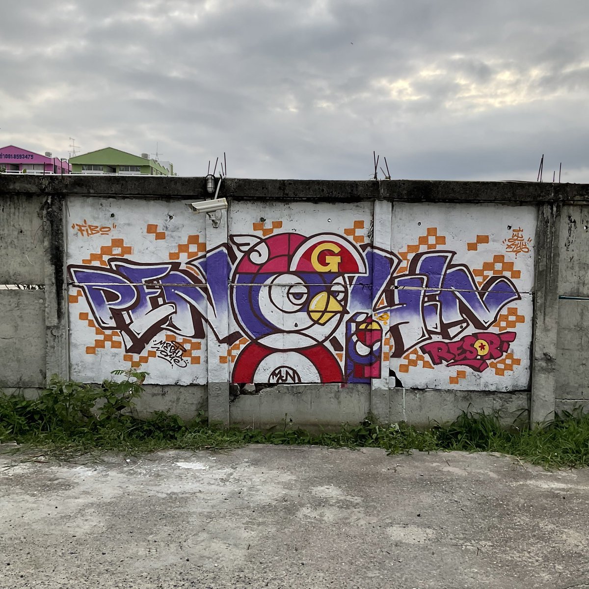 mechanome_'s tweet photo. Perfect weather for spray painting

#penguin #graffiti #streetart #mechanome #หมีชานม https://t.co/c9bNHfJsZN