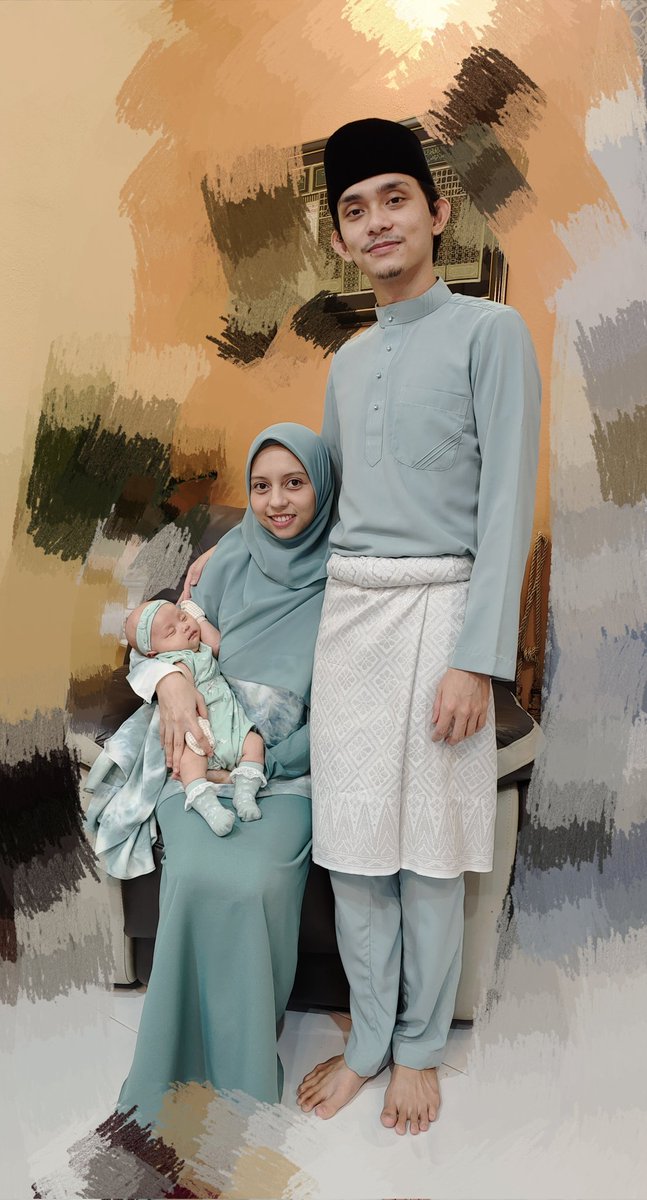 aimanazii's tweet photo. Selamt Hari Raya dari Miriya Fam! https://t.co/jn7d52xJto