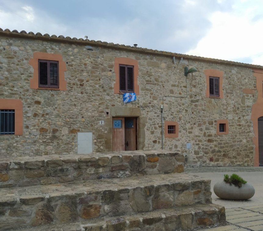 MaCollell's tweet image. De cop i volta passejant
per qualsevol contrada
del Nord o del Sud,
de sorpresa
una balconada fa goig
i onejant engalana
una bandera blanc-i-blava.
Corpresa somric
Pàtria perica
pols de batucada
alegrança i simpatia
Sentiment únic
I em dic:
" Aquí un amic"!
#rcde #FCPEpoema22