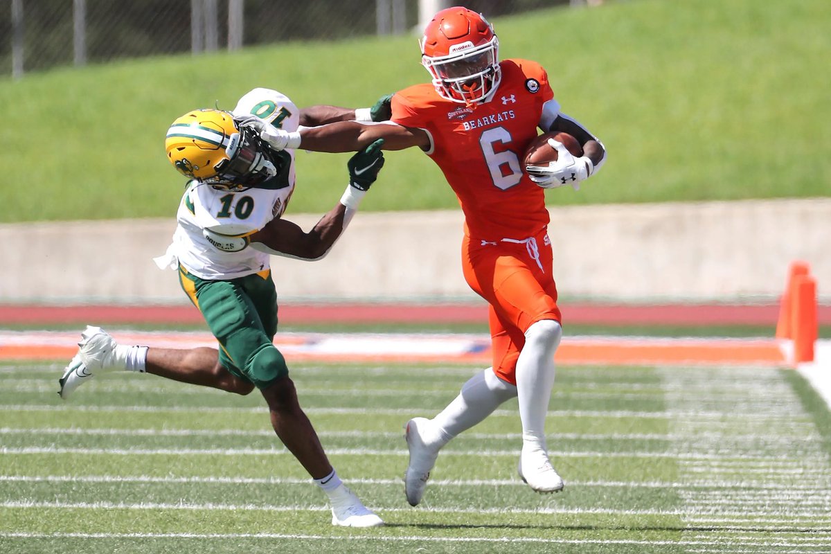 SportsofSHSU's tweet photo. One year ago today: Sam Houston defeated North Dakota State 24-20 to advance to the FCS Semifinals. Eric Schmid scored the winning touchdown with 3:39 left in the 4th quarter to give the Bearkats the lead and then the defense held on 4th down in the final minute to seal the win https://t.co/ZVjZPcUeP7