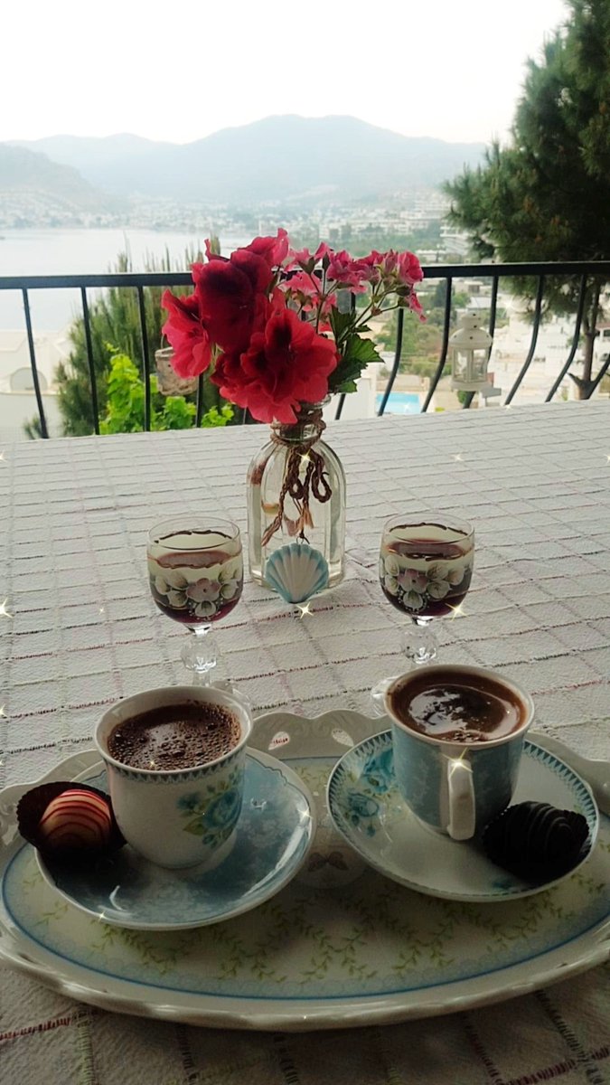 skongur's tweet photo. Eski bayramların tatlarına ve keyfine geri dönmek umuduyla 🙏
Şeker tadında bayramlar🍫🍭��🍬🤗
#celineskitchen #homemadecherryliqueur #turkishcoffee #gündoğan #bodrum https://t.co/0fs5CC5Gt1