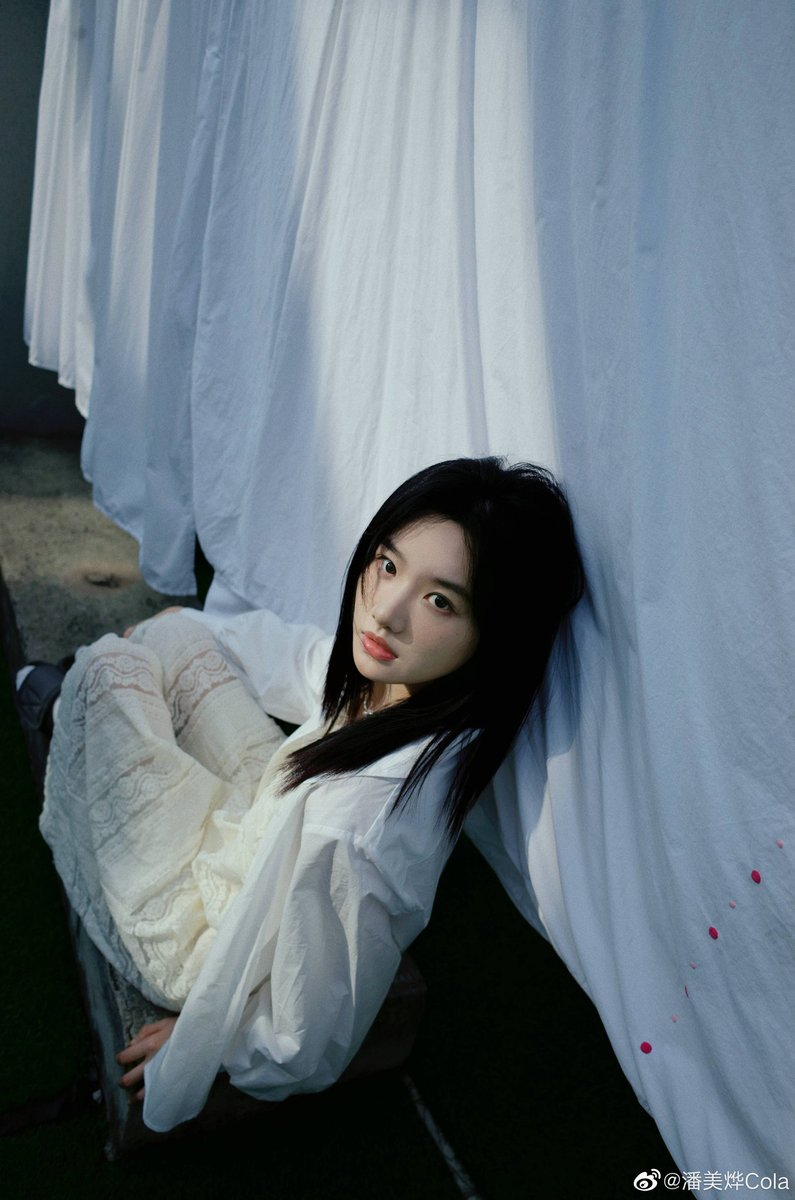 dengweii's tweet photo. [Pan Mei Ye's Weibo Update]
📆220502

Caption :
"Sunshine is used to dry the blankets and me"

HER VISUAL SO INSANE 😭😭

#PanMeiye #MissTheDragon #DengWei #ifvoicehasmemory #潘美烨 #반미엽 #พานเหม่ยเย่ #รักนิรันดร์ราชันมังกร #邓为 #ForeverLove #whenwewereyoung #WithTheStars https://t.co/qxFTbcXGEW