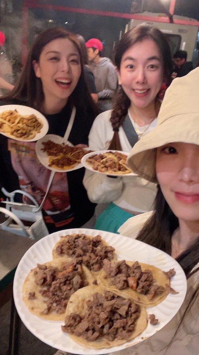 HISOL9's tweet photo. Wedding + tacos
I caught you red handed @itzailee
Flowers was the problem 😂😂😂 https://t.co/LAy863mQYs
