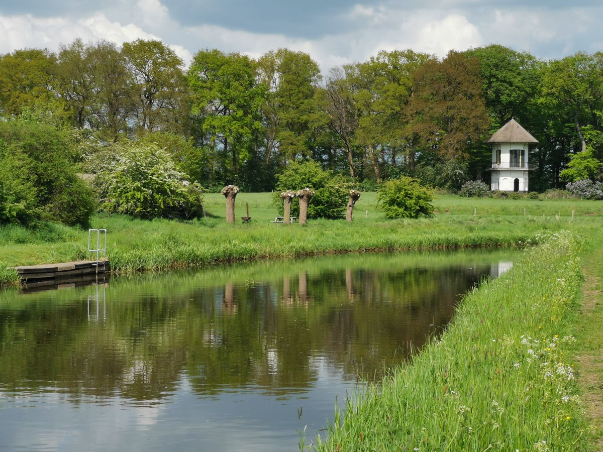 Schrijven is wortelen, dat is de titel van mijn kersverse nieuwbrief: bit.ly/Schrijven-is-w…. Veel poëzie en informatie over een heerlijke schrijfweek in Lochem, van dinsdag 17 t/m zondag 22 mei. Er zijn nog een paar plaatsen vrij. Foto gemaakt op steenworp van de schrijfplek.