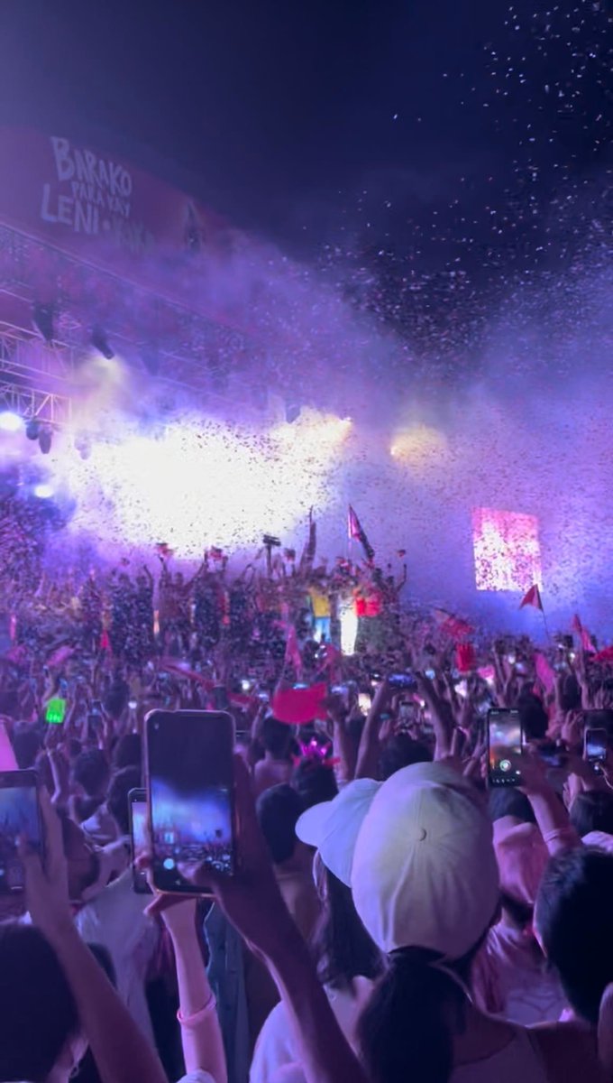 AvForLeniKiko's tweet photo. Kulay Rosas ang Batangas! 
Ala eh balitang-balita na nakaraang April 30, 2022 ay nagkaroon ng mahigit-kumulang 200k+ na bagoong na alamang ang nakita sa drone at tila nag-comeback ang ilan sa mga k-pop groups dahil sa mga volunteer performers for the Leni-Kiko Rally 🤩 https://t.co/lKssTJHayw