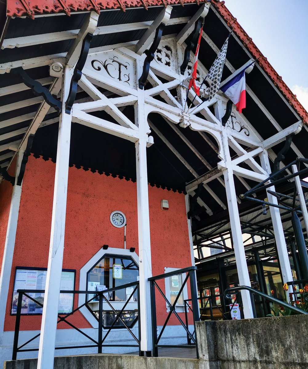 ThiotPatrice's tweet photo. À la découverte du hameau de Rives. ☀️
Merci à la présidente de l’association Les Amis de Rives - Thonon Les Bains, Pascale Casbi, pour cette visite guidée à travers les rues du port de Thonon, l’histoire de notre ville, le patrimoine thononais, les anecdotes et légendes. https://t.co/31PnslUiQb