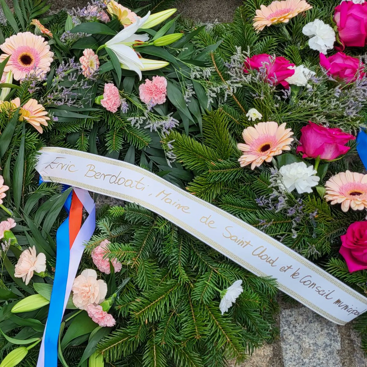 APAJ_St_Cloud's tweet photo. Camps d'Auschwitz-Birkenau : Dépôt de la gerbe 'Éric Berdoati, Maire de Saint-Cloud et le Conseil municipal' par @JCPIERSON92, adjoint au Maire, accompagné par 6 jeunes de l'A.P.A.J. Émotions et recueillement 🙏🌼⚘️ @VilleSaintCloud @ericberdoati https://t.co/5Ms35Klf3y
