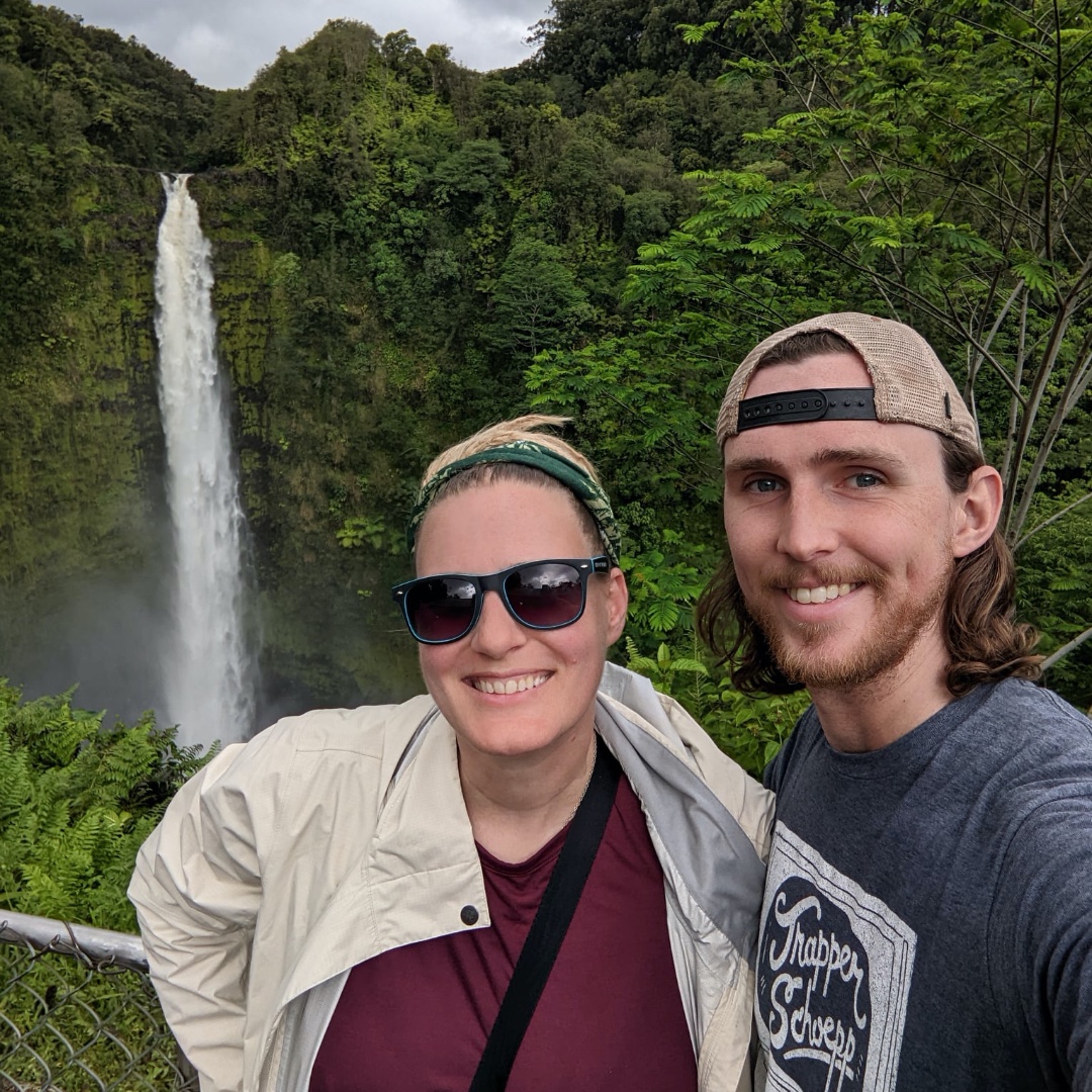 Day 3 (Part 3): Just up the road we came into the town of Honomu where we grabbed some coffee before heading inland and up the eastern slope of Mauna Kea, our destination: #AkakaFalls, a 400+ foot waterfall (2.5x Niagara Falls) cascading over a cliff covered in greenery.